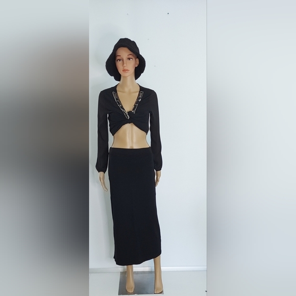 Elegant Black Long Skirt with Side Opening - Picture 2 of 13